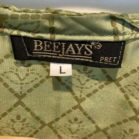 Green and pink kurti with gold pants. - Picture 2 of 12